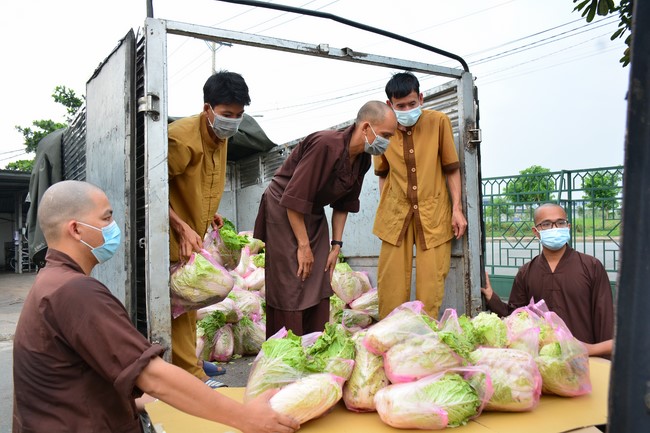 Continuing to support people in need in the Covid-19 pandemic of Hoang Phap Pagoda (series 4)